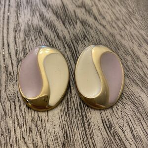 Vintage 1980’s mod pierced earrings gold tone with mauve & cream enamel finish